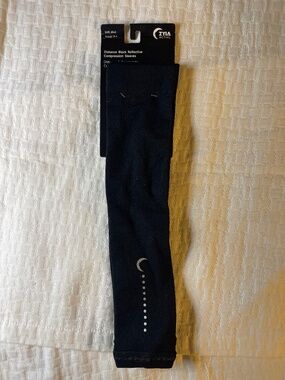 NWT Zyia Black Reflective Compression Sleeves for running